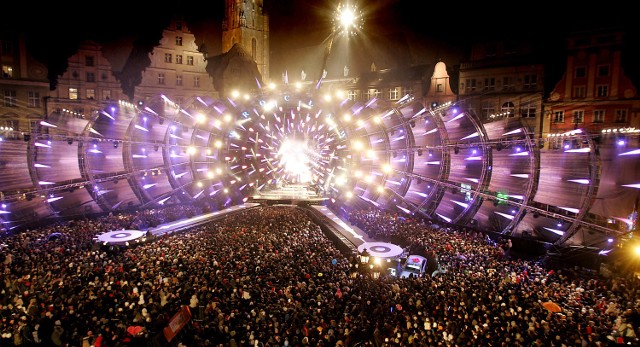 Edyta Górniak, Justyna Steczkowska, Kora, zespół Kombii, VOX, Marek Piekarczyk, Krzysztof Jaryczewski (były wokalista Oddziału Zamkniętego), Shakin' Dudi, Izabela Trojanowska, Zbigniew Wodecki, Wojciech Gąsowski, Maria Sadowska, Kamil Bednarek i Rafał Brzozowski.  Midge Ure (były gitarzysta grupy Ultravox), Ray Wilson (wokalista legendarnego zespołu Genesis). Imprezę sylwestrową w Rynku poprowadzą Tomasz Kammel, Marika oraz kabaret Paranienormalni. Sylwester 2013/2014: Jak będą bawiły się największe miasta w Polsce? [ZDJĘCIA]