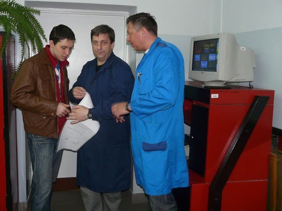 Arkadiusz Stachowicz (z lewej) otrzymał wydruk z oceną stanu technicznego pojazdu. Obok stoją Bogdan Olszewski i Michał Stasiak, nauczyciele ZS 5 CKP