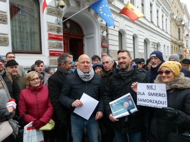 Miesiąc temu członkowie rad osiedli skierowali petycję do wojewody, by zawetował uchwałę rady.