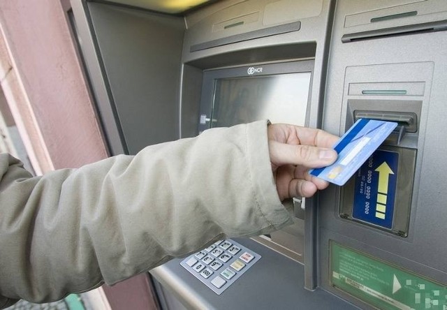 Uwaga! Podrobionymi kartami kradną pieniądze z bankomatów