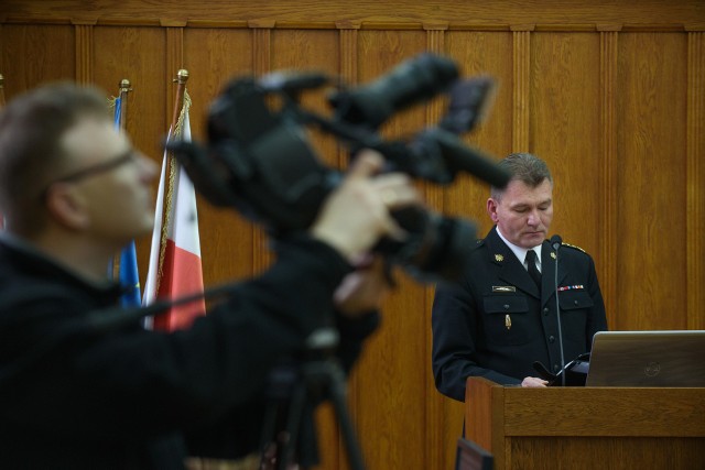 Raporty na temat bezpieczeństwa przedstawili radnym komendanci wojewódzcy policji i straży pożarnej. Na zdjęciu: st. bryg. Janusz Halak