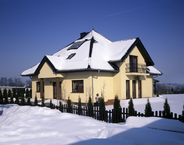 Dom jednorodzinny zimąZ myślą o zimie należy zadbać o właściwy montaż kolektora na dachu. Ważne, by kolektor był odporny na działanie ciężaru śniegu i mrozu, a przejścia przewodów przez połać dachową było szczelne.