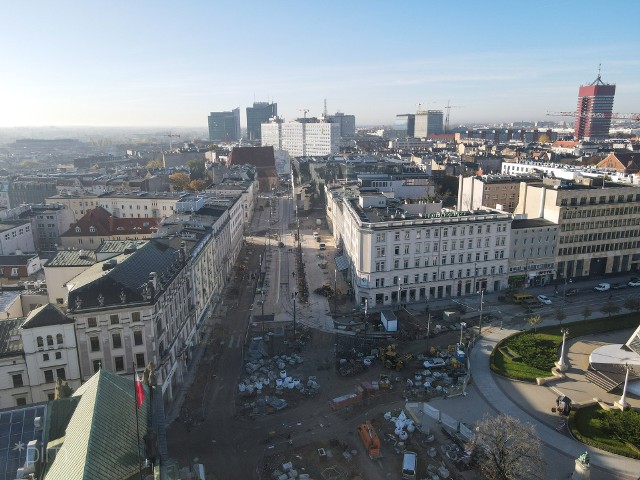 W Poznaniu remont remontem remont pogania. Mieszkańcy narzekają, a armagedon komunikacyjny daje się wszystkim we znaki. Podczas gdy na każdym kroku słyszymy o rozpoczęciu nowych inwestycji, jedna z nich powoli zbliża się ku końcowi. Mowa o realizowanej w ramach Projektu Centrum rozbudowie ul. Święty Marcin i przebudowie fragmentu Al. Marcinkowskiego. Dla pasażerów MPK oznacza to też drobne zmiany w komunikacji. Centrum miasta zmienia się jednak nie do poznania. Sprawdźcie postęp prac i zobaczcie na zdjęciach, jak teraz wygląda ta okolica --->