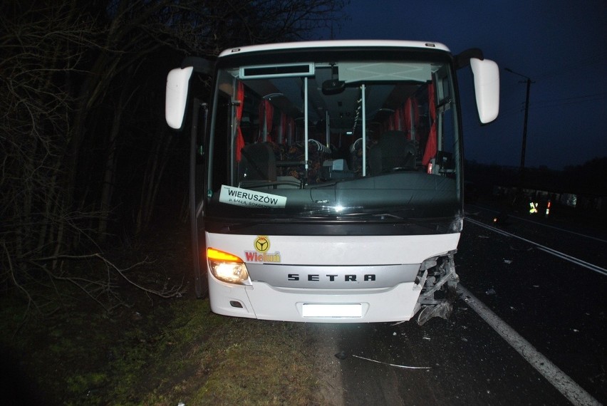 Śmiertelny wypadek na drodze wojewódzkiej 482 w Chobaninie. Osobówka uderzyła w autobus relacji Wieluń-Wieruszów