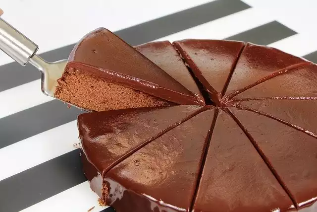 12 kwietnia przypada Dzień Czekolady. Z tej właśnie okazji proponujemy przyrządzić domowe słodkości. Wilgotnie i niezwykle pyszne ciasto czekoladowe na pewno posmakuje każdemu. Wypróbujcie prosty przepis. >>>ZOBACZ PRZEPIS NA KOLEJNYCH SLAJDACH