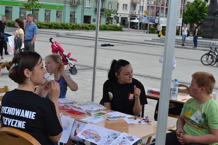 Najmłodsi na Placu Biegańskiego mogą pograć w siatkówkę i...