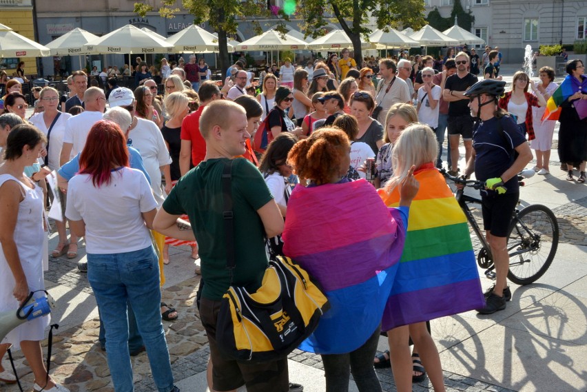 „Kielce przeciw nienawiści" – organizatorzy I Marszu Równości demonstrowali na kieleckim Rynku. Kontra z modlitwą [ZAPIS TRANSMISJI]