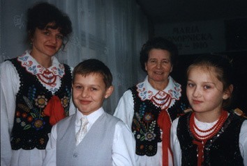 Na zdjęciu od lewej Anna Pukas, szefowa zespołu  śpiewaczego ,Niespodzianka", w którym występują także jej  teściowa Anna i dwójka dzieci.