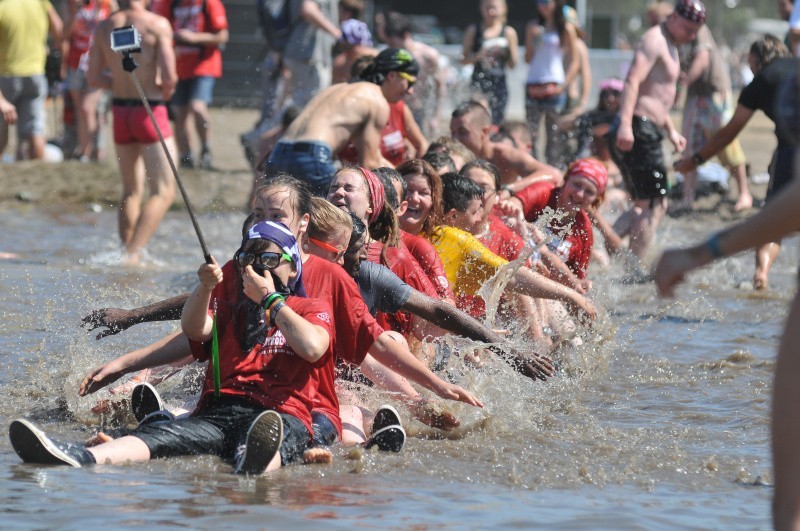 Woodstock 2015. Wyszło słońce i zaczęły się kąpiele w błocie. Wskoczył tam nawet... Pokojowy Patrol! (zdjęcia)