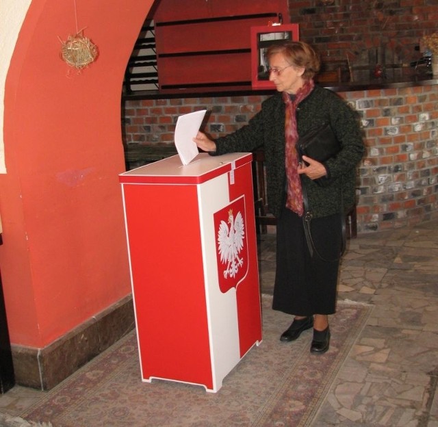 Głosowanie w lokalu wyborczym na Starym Mieście.