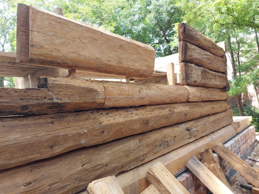 Kraków. Powraca drewniany zabytek. Rozpoczęła się rekonstrukcja domu młynarza przy klasztorze w Mogile