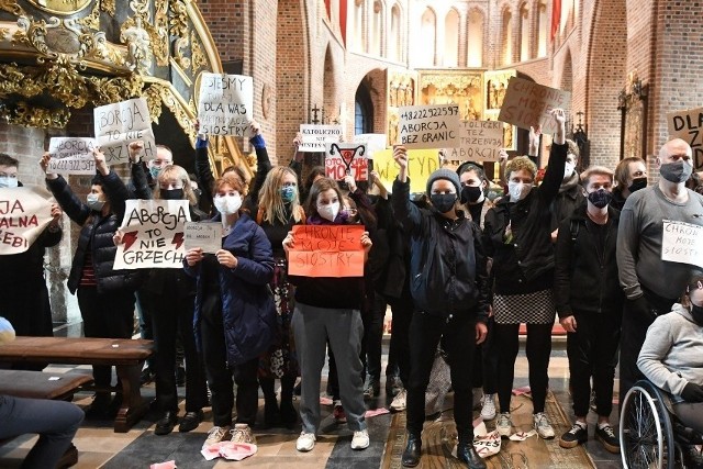 W poniedziałek, 13 marca poznański sąd ogłosił wyrok w sprawie 32 osób, które prokuratura oskarżyła o „złośliwe przeszkadzanie publicznemu wykonaniu aktu religijnego, czyli zakłócaniu mszy".