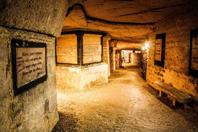 Paryskie katakumby to nie tylko zbiór kości, ale także źródło niezliczonych opowieści. Paryskie katakumby to nie tylko miejsce dla poszukiwaczy przygód, ale także kopalnia wiedzy o historii i kulturze tego fascynującego miasta.CC BY 2.0