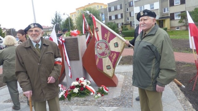 Majorzy Henryk Czech i Janusz Sermanowicz, podkomendni "Szarego&#8221; przy poświęconym dowódcy obelisku.