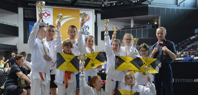 Karatecy z Morawicy i Piekoszowa z trenerem Andrzejem Horną po udanym turnieju Baltic Cup w Kłajpedzie na Litwie.