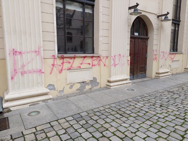 Fasada synagogi we Wrocławiu została zniszczona przez nieznanego sprawcę. Policja prowadzi poszukiwania wandala.