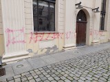 Skandal w centrum Wrocławia. Synagoga Pod Białym Bocianem zdewastowana, na fasadzie pojawił się napis obrażający Żydów