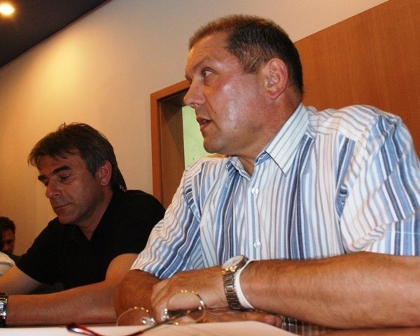 Andrzej Korczykowski (z prawej) wciąż będzie pełnił funkcję prezesa FKS Stal Mielec.
