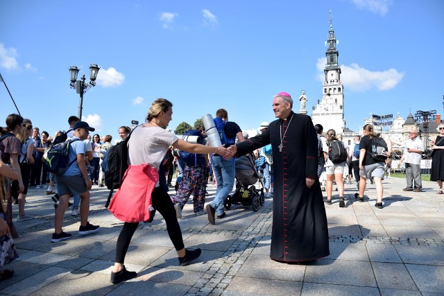 Pątnicy z Diecezji Sandomierskiej weszli na Jasną Górę. Witał ich biskup Krzysztof Nitkiewicz.