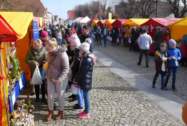 Na Rynku w Gniewkowie odbył się Wielkanocny Jarmark. Mozna było nabyć wyroby rękodzielnicze, artykuły spożywcze i świąteczne stroiki