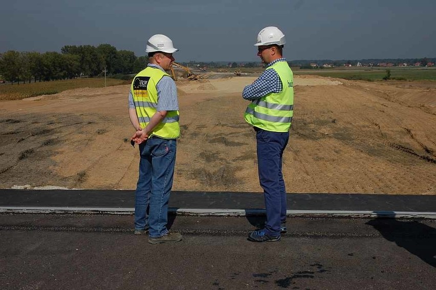 Nadzór budowy na początku wiaduktu MS 06 w pobliżu Żmigrodu