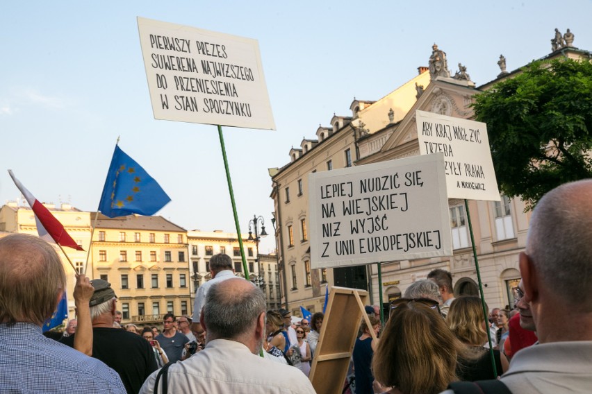 Na krakowskim Rynku znów zapłonęło światełko dla sądów [ZDJĘCIA]