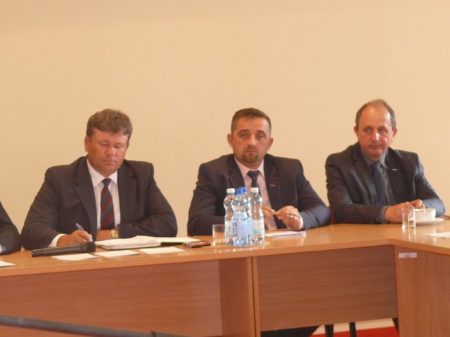 Starosta Zbigniew Duda (z lewej) i "rozłamowcy&#8221; z zarządu.