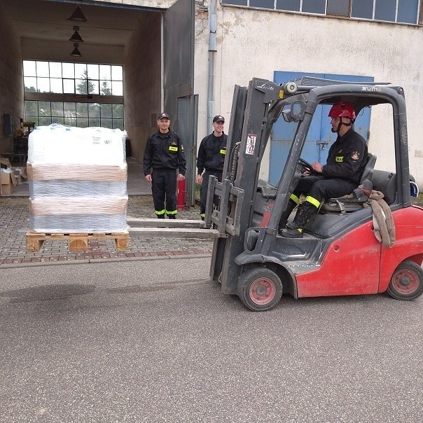 Bytowscy strażacy rozwożą środki dezynfekujące do szkół.