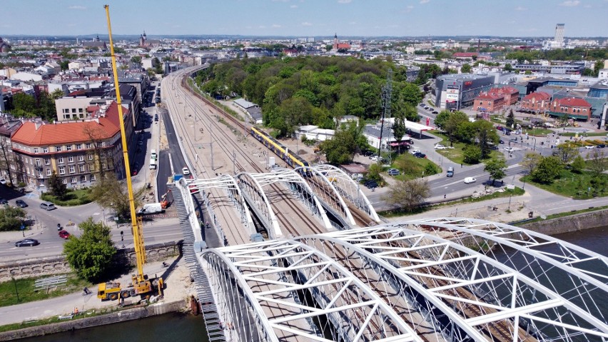 Kraków. Coraz bliżej ukończenia budowy mostu nad Wisłą i kładki Grzegórzki - Zabłocie. Otwarcie za miesiąc