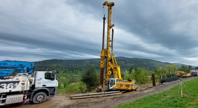 Trwają prace przy stabilizacja osuwiska na drodze krajowej nr 28 w Kasinie Wielkiej.  Palownica wierci w terenie otwory o głębokości 20 m. W trzech rzędach powstanie łącznie 96 pali.