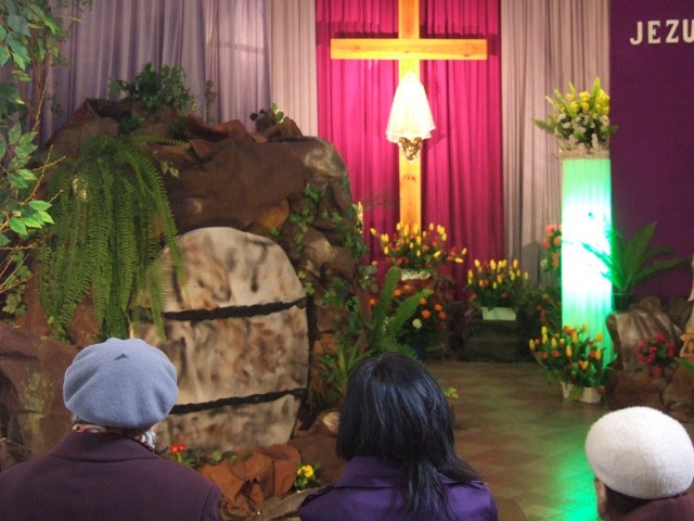 Wierni przy Grobie Pańskim w kolegiacie św. Michała.