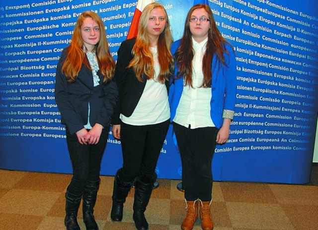 W nagrodę za włączenie się aktywizację seniorów Anita, Maria i Martyna wyjadą do Brukseli. Dziewczyny opowiedziały historię pani Wali. Ich fotoreportaż zwyciężył w konkursie Komisji Europejskiej.