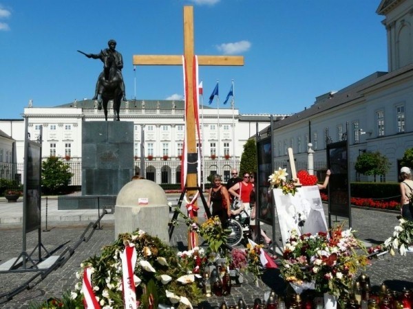 Krzyż, który znajdował się przed Pałacem Prezydenckim zniknął dziś rano.