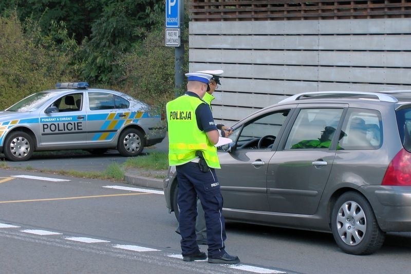 Polscy i czescy policjanci przeprowadzili na przejściu...