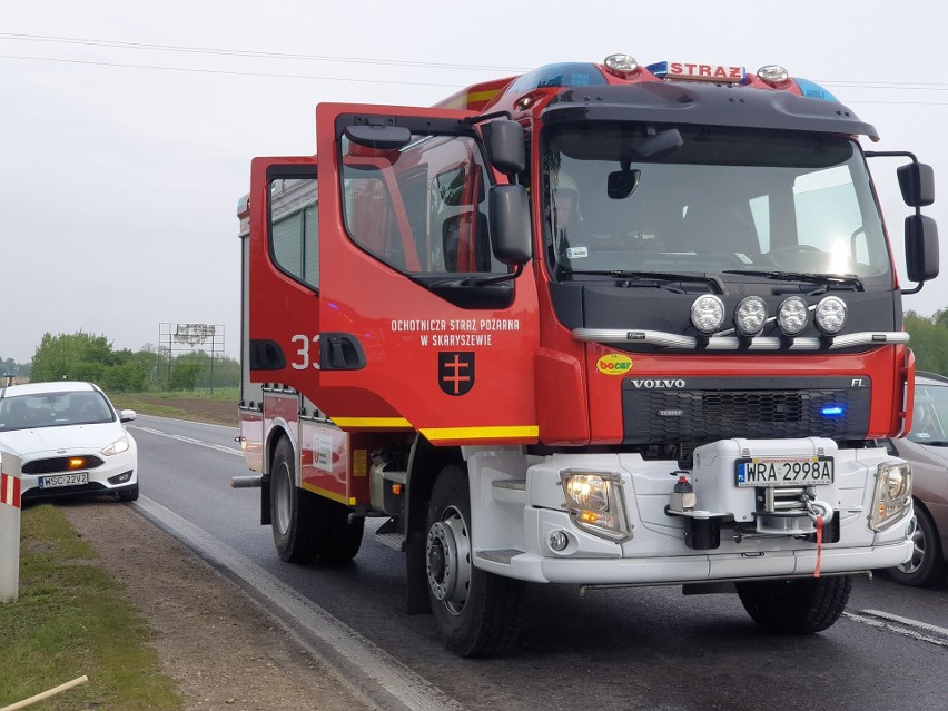 Wypadek i dachowanie busa w Bujaku pod Skaryszewem