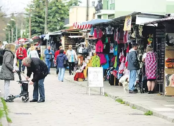 Handlowcy z przygranicznego targowiska boją się, że po przeniesieniu do hali targowej handel przestaniesię im opłacać.