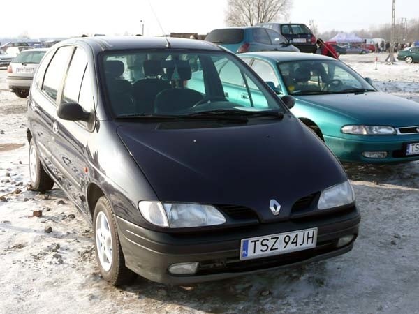 Renault Megane ScenicSilnik 1,6 benzyna. Rok produkcji 1998. Wyposazenie: klimatyzacja, wspomaganie kierownicy, elektrycznie sterowane szyby i lusterka, centralny zamek. Cena do uzgodnienia.