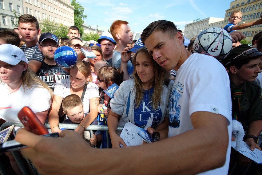 W niedzielę, 5 lutego kibice będą mogli spotkać piłkarzy...