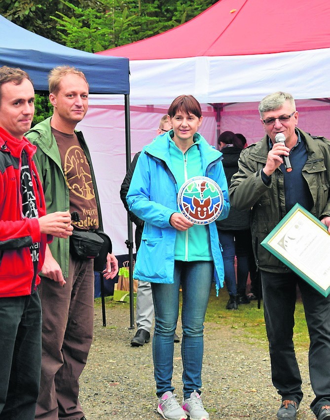 Teresa Sieradzka  i Tadeusz Nabagło odebrali wyróżnienie...