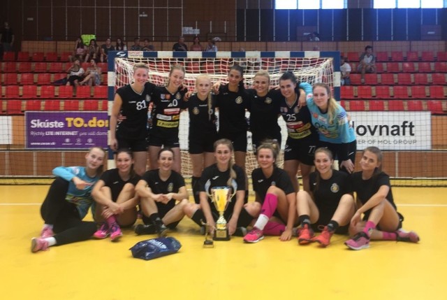 Korona Handball z pucharem za drugie miejsce turnieju w Sali.