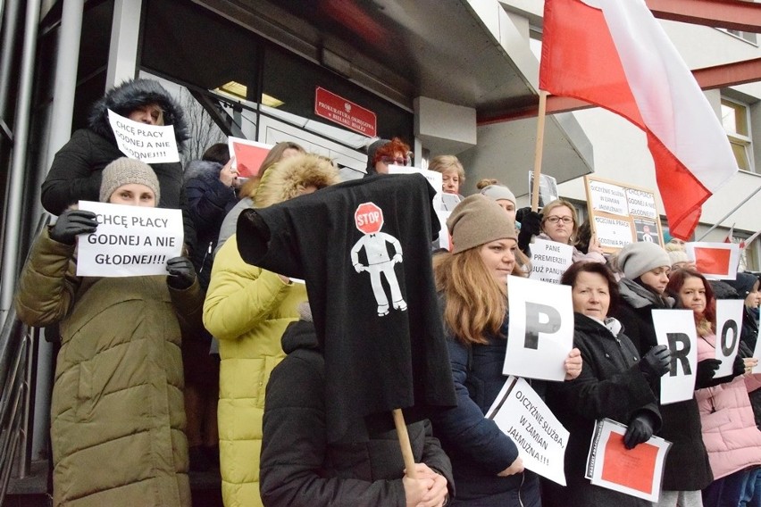 Protest pracowników Prokuratury Okręgowej w Bielsku-Białej ZDJĘCIA