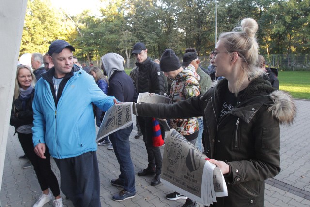 W gazecie meczowej znalazły się ciekawostki dotyczące Legii Warszawa, wywiad z kapitanem Piasta Gerardem Badią oraz historia trzech meczów tych drużyn, w których gliwiczanie wygrali z drużyną ze stolicy.