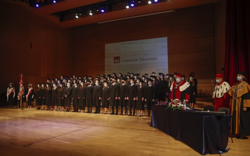 Pierwsi absolwenci medycyny UR odebrali swoje dyplomy.
