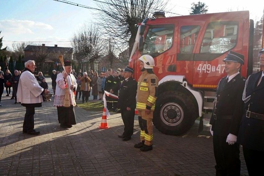 Ochotnicza Straż Pożarna w Lasocinie ma nowy wóz strażacki. Było uroczyste przekazanie