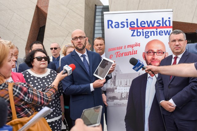 Zbigniew Rasielewski rozpoczął wyścig wyborczy otoczony politykami i działaczami partii rządzącej