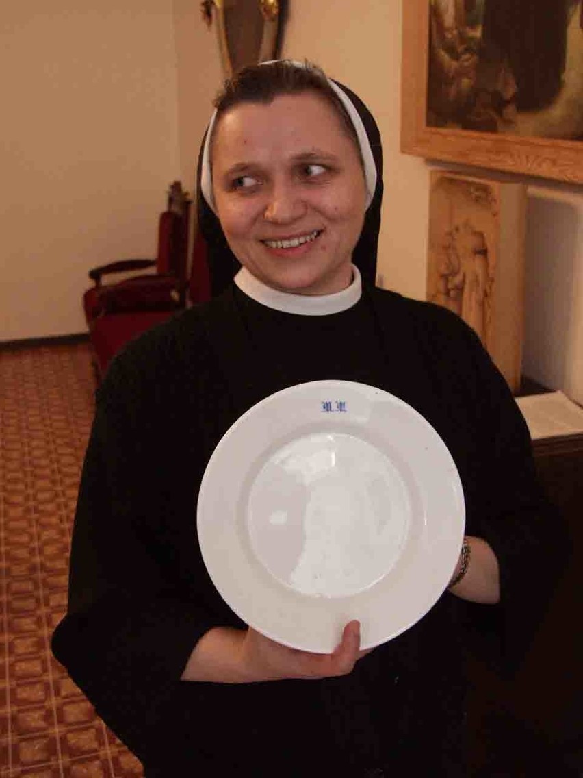 Siostra Weronika pokazuje talerz - pozostałość po zastawie,...