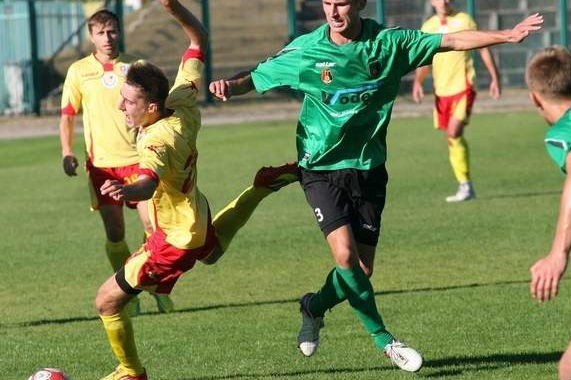 Piłkarze Stali Stalowa Wola (z prawej Michał Czarny) przegrali dwa ostatnie mecze. Teraz czeka ich spotkanie u siebie z Concordią Elbląg.