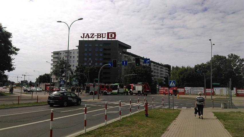 Wypadek na ul. Wyszyńskiego. Autobus BKM uderzył w słup oświetleniowy. Piętnaście osób rannych [ZDJĘCIA]