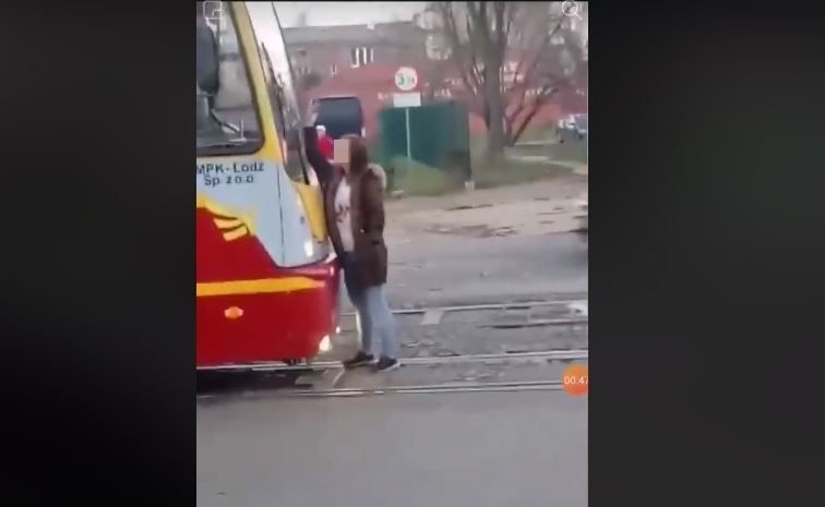 Łódź ul. Przybyszewskiego godz. 13:15. Stanęła na torach i zatrzymała tramwaj. Później doszło do walki z przechodniem! WIDEO