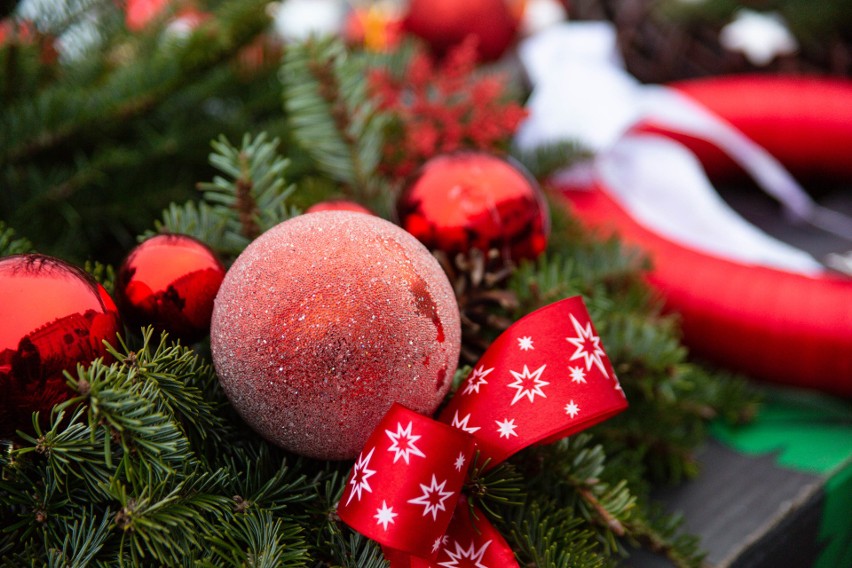 Piękne ozdoby świąteczne na placach targowych w Krakowie [ZDJĘCIA]